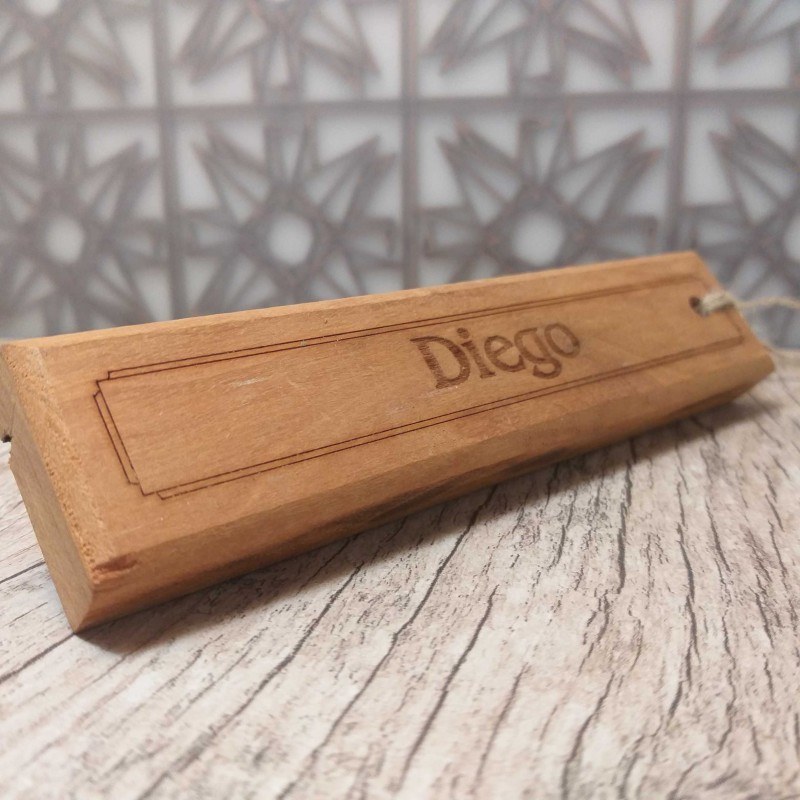 abridor de garrafas rustico em madeira com personalização a laser