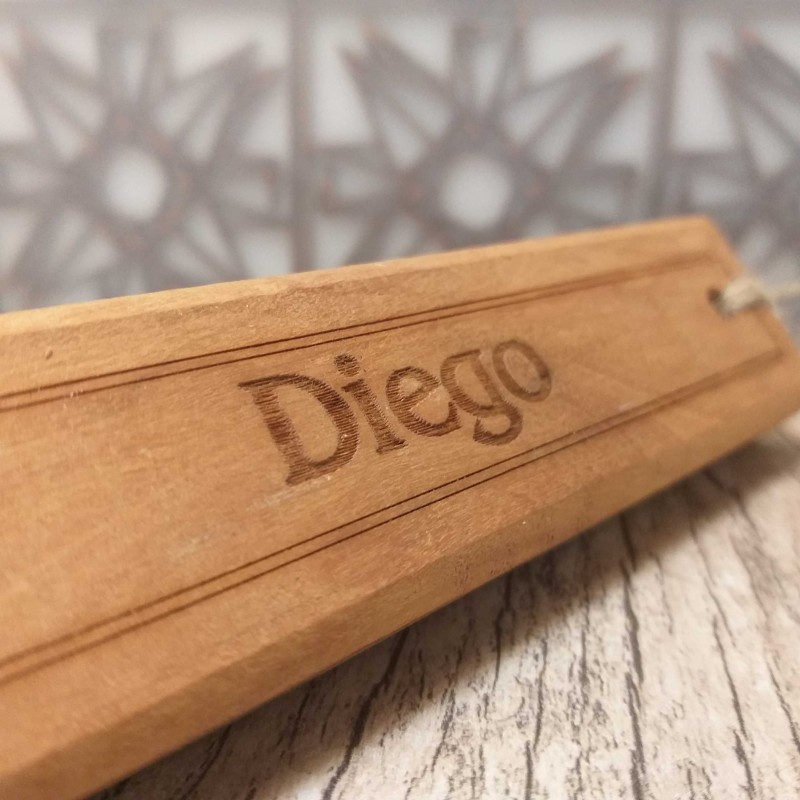 abridor de garrafas rustico em madeira com personalização a laser