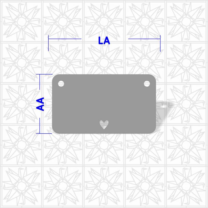 Placa retangular com cantos arredondados, dois furos e coração vazado